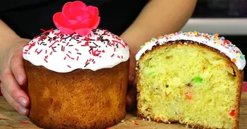 Γεωργιανό kulich με ζαχαρωμένα φρούτα