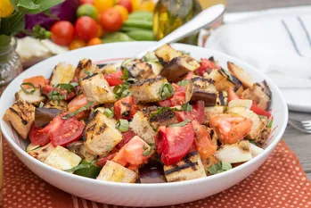 Μελιτζάνα Panzanella: συνταγή για σαλάτα με κρουτόν