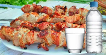 Shish kebab με μεταλλικό νερό και ξύδι